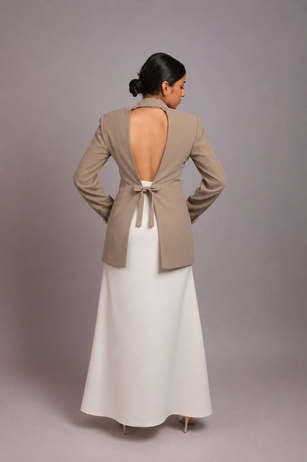 Back view of the SEANT 010 open-back blazer in taupe